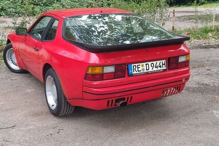Porsche 944