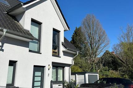 Moderner Neubau mit Garten