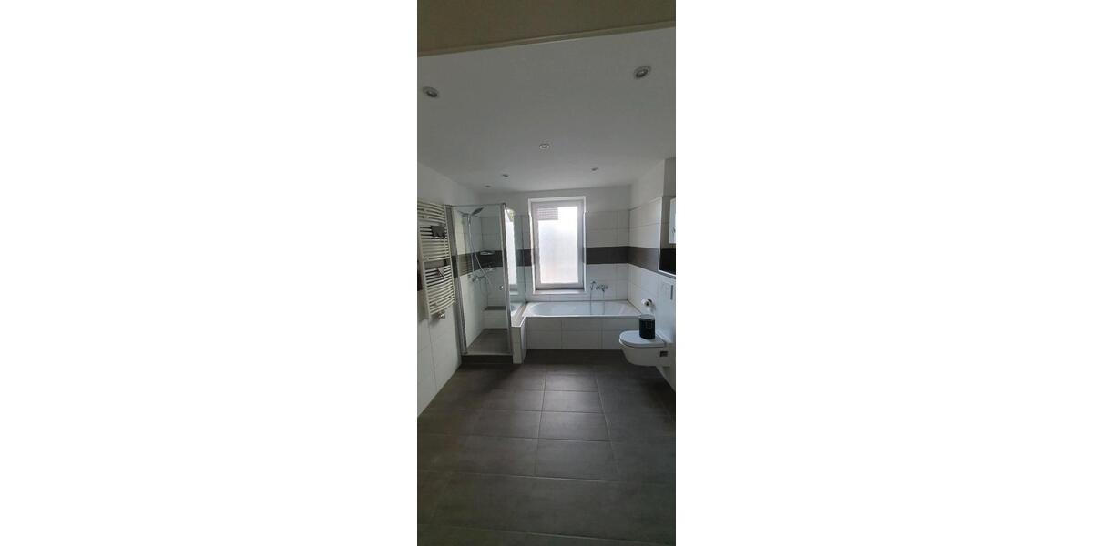 Schöne Dachgeschoss Wohnung mit Einbauküche sofort bezugsfertig 3 zimmer