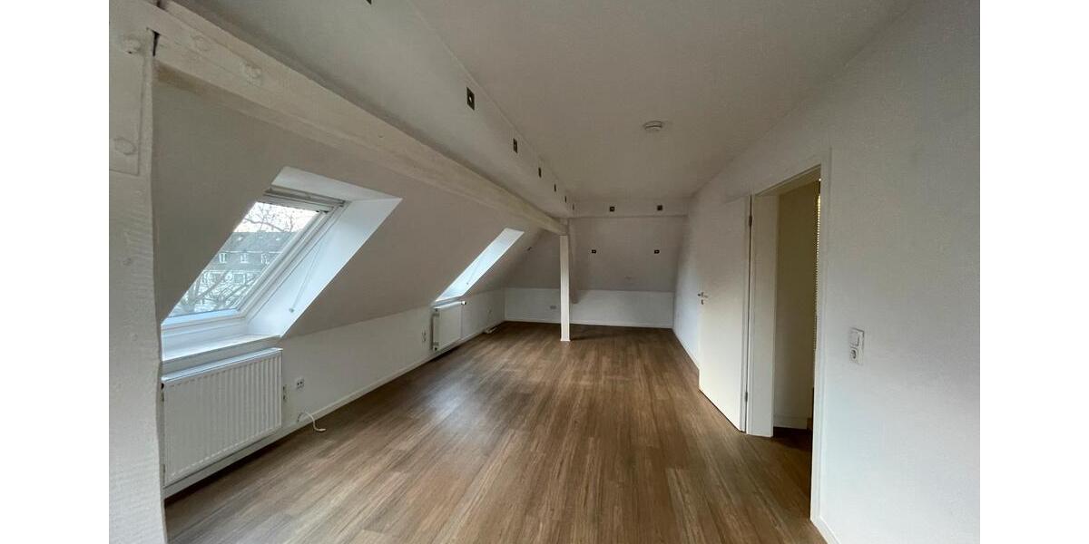 Dachgeschoßwohnung Essen Huttrop - 3.5 Zimmer, 87 m&sup2;, 1.044&euro; | Angebot:25377302