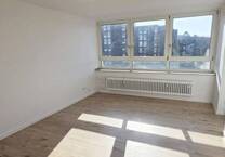 Helles 2-Zimmer-Apartment + Loggia, renoviert, offener Kochbereich, Wannenbad, neuer Boden, Aufzug