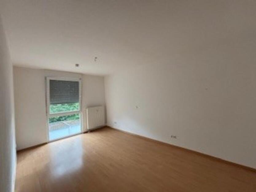 Bei VIVAWEST die Sonnenstrahlen auf dem eigenen Balkon genießen. zimmer