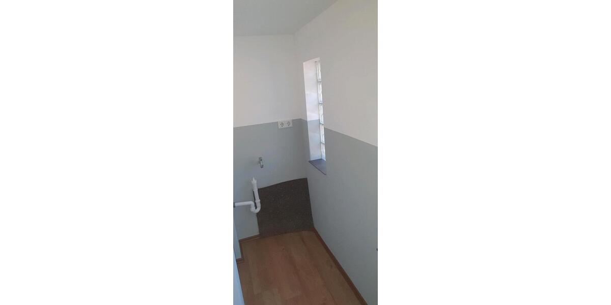 Schöne Dachgeschoss Wohnung mit Einbauküche sofort bezugsfertig 3 zimmer