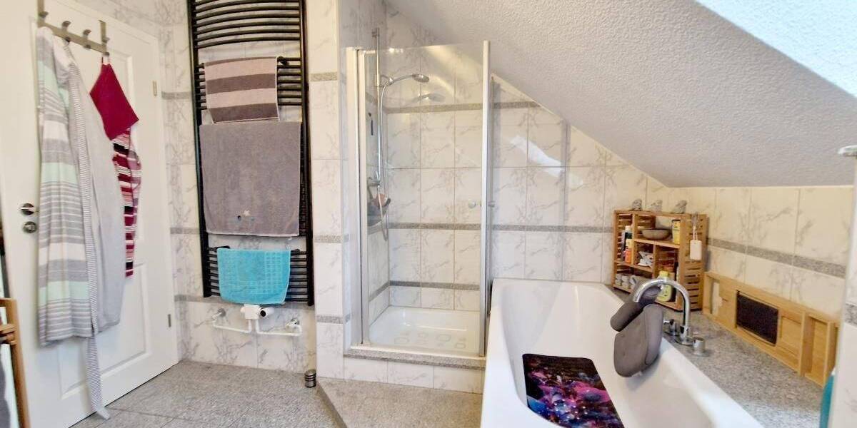 Solide vermietete moderne Wohnung mit Dachterrasse und Garage. 3 zimmer