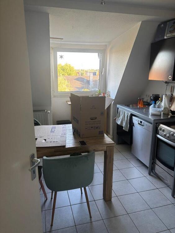 PRIVAT: Moderne 2,5 Zi. Dachgeschoss-Wohnung in ruhiger zentraler Top-Lage, ohne Balkon