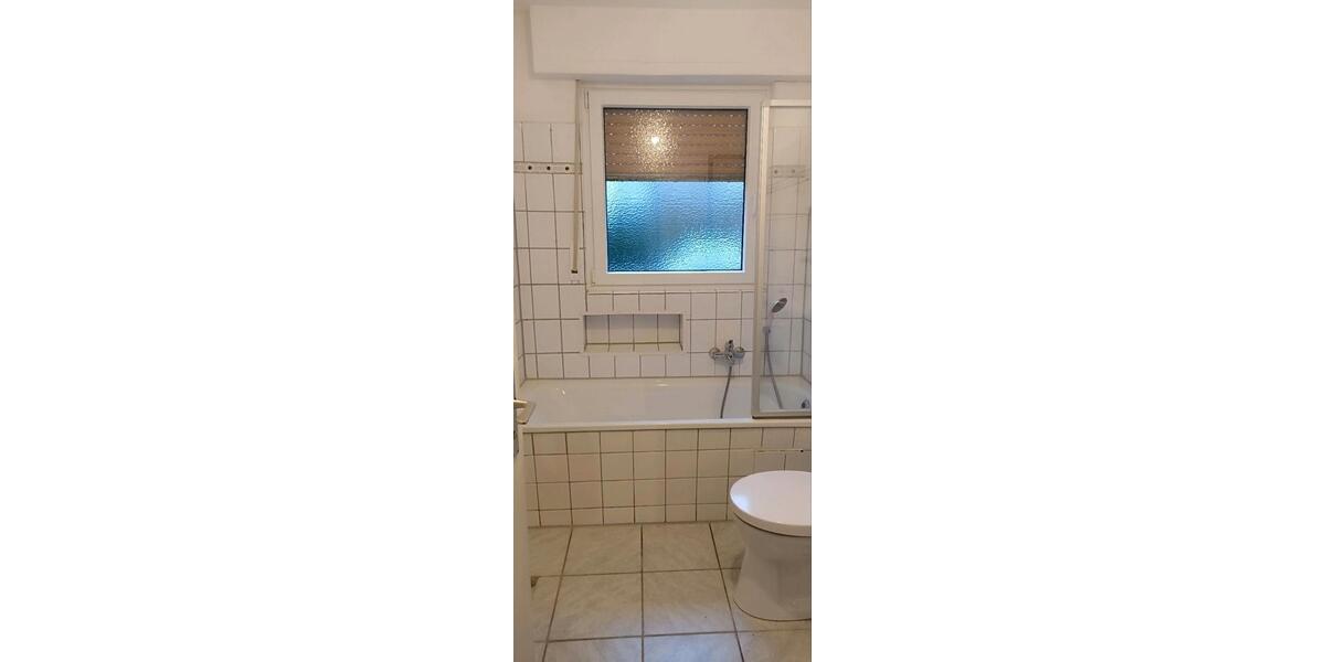 EG, 74 qm, überdachter Balkon 3 zimmer