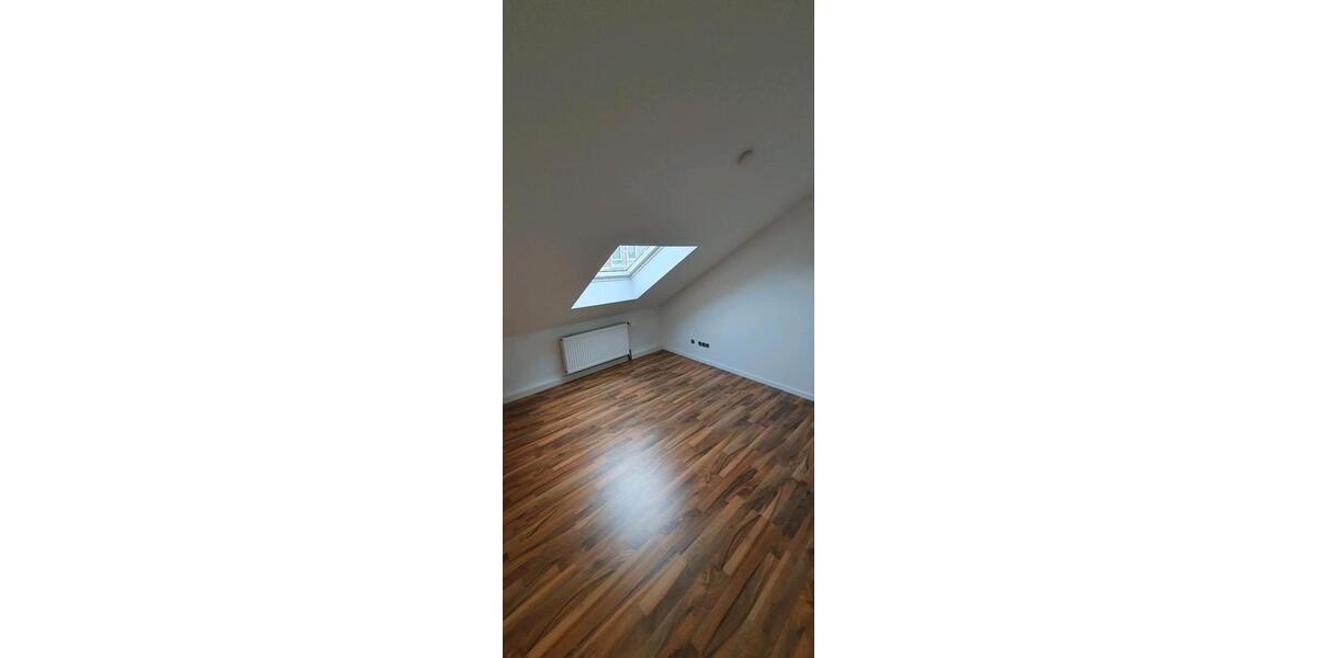 Schöne Dachgeschoss Wohnung mit Einbauküche sofort bezugsfertig 3 zimmer