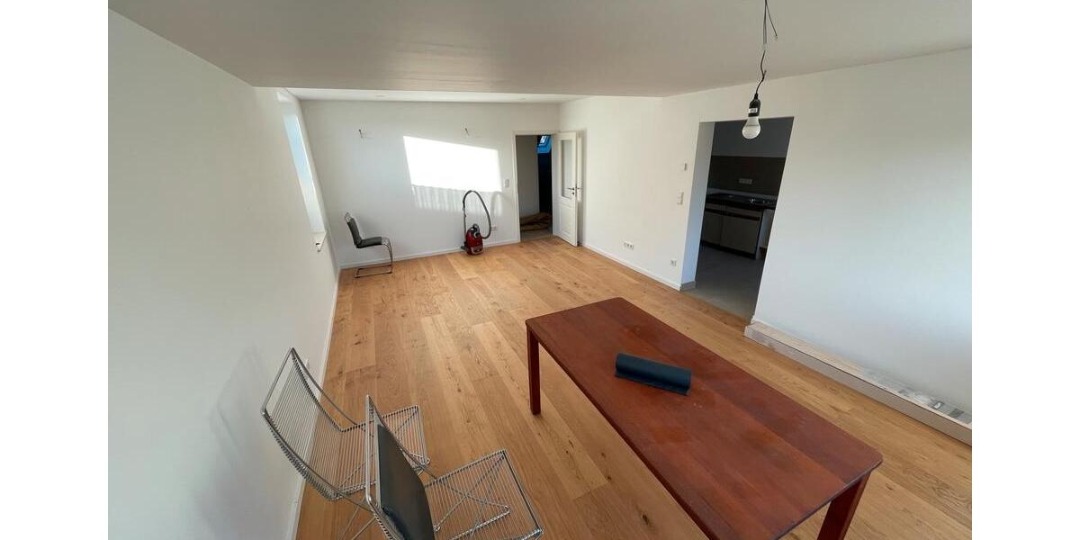 RE: kernsanierte Wohnung ca 85 qm + Dachterrasse 3 zimmer