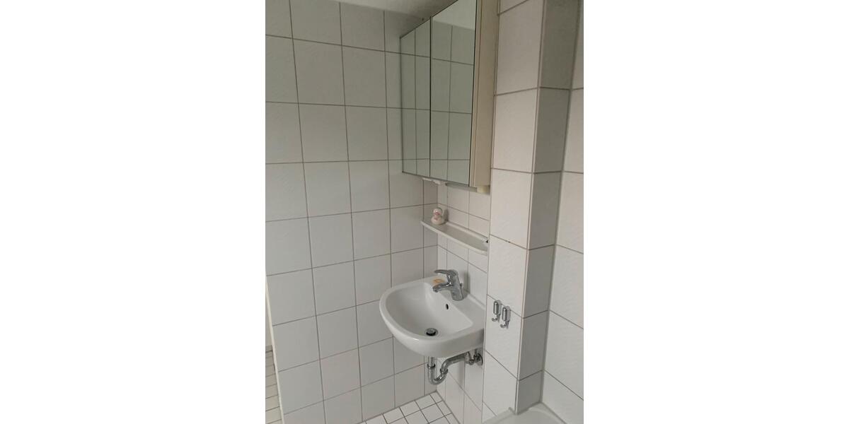RE-West Altbauwohnung 2 Zi., KDB, DG, 55 qm, saniert, kein Balkon 2.5 zimmer