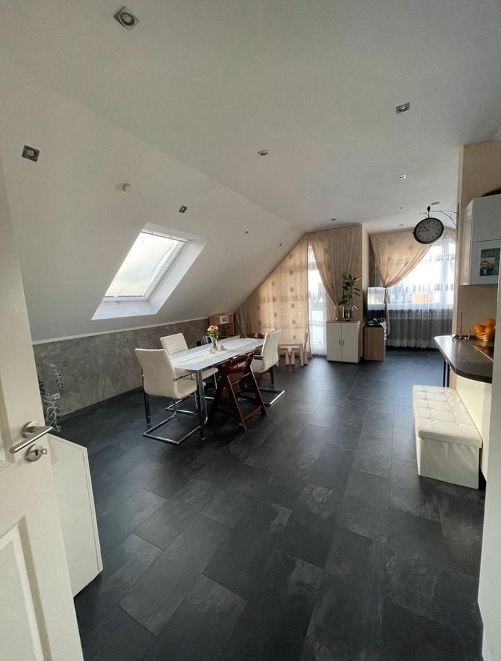 Moderne 3-Zimme-Dachgeschosswohnung mit Balkon in Solingen Wald zimmer