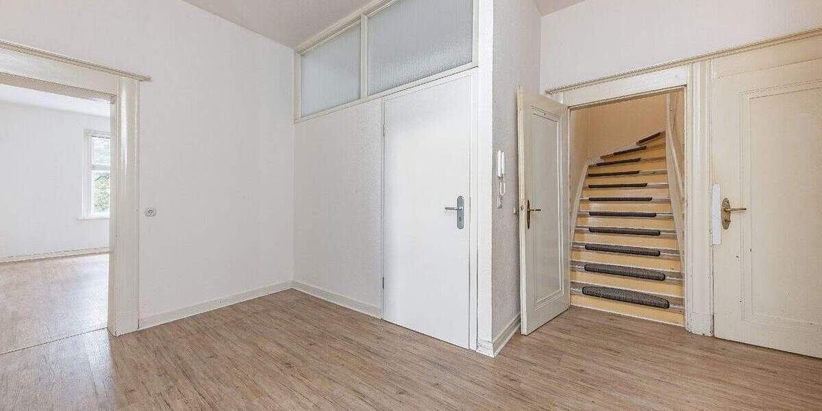 Mit Erbpacht: Zweifamilienhaus mit zwei Eingängen sowie tollem Garten und Garage in beliebter Lage 9 zimmer