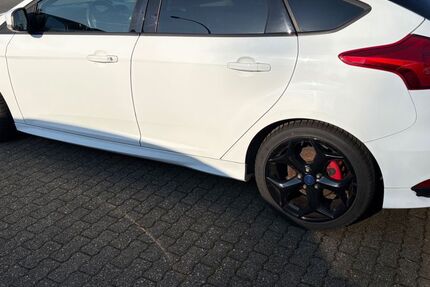 Ford Focus 86.900 km 16.900 &euro; Bottrop 46240
