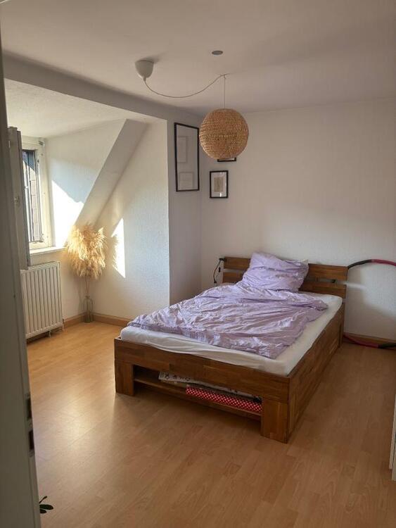 PRIVAT: Moderne 2,5 Zi. Dachgeschoss-Wohnung in ruhiger zentraler Top-Lage, ohne Balkon