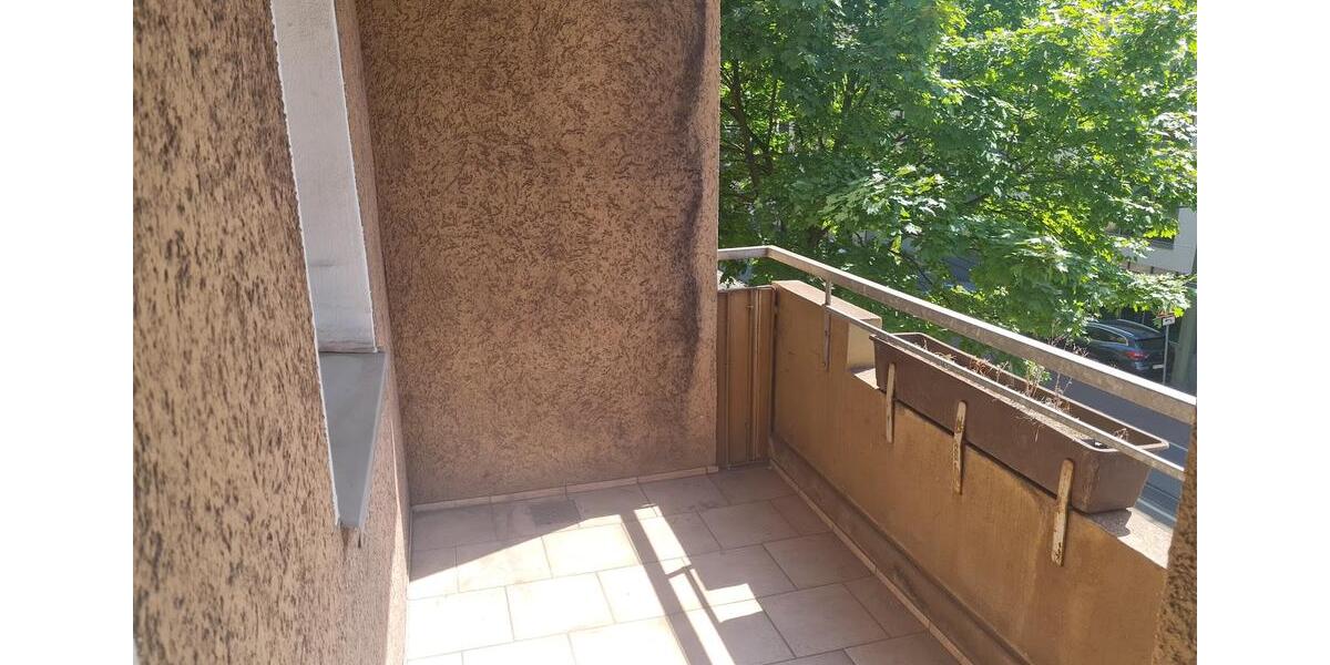 4-Zimmer-Wohnung im 2. OG mit Balkon zu vermieten! 1 Nettokaltmiete frei (2. Monat) 4 zimmer