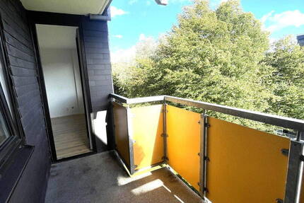 **Helle & frisch renovierte 2,5-Zimmer-Wohnung - mit Balkon & Aufzug** 2 zimmer