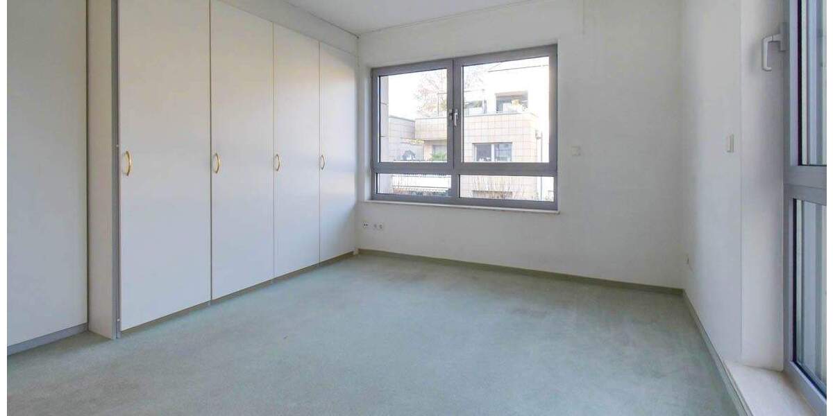 Stilvoll in Spitzenlage! Barrierefreie 4½ R.-Wohnung mit Aufzug, Balkon & 2 Garagen in Bredeney 4 zimmer