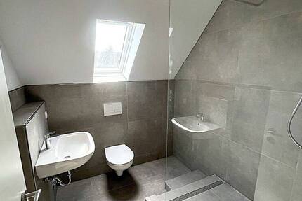 EINZIEHEN UND WOHLFÜHLEN - Sanierte 2,5 Zimmer DG Wohnung in guter Lage von Essen-Bedingrade 2 zimmer