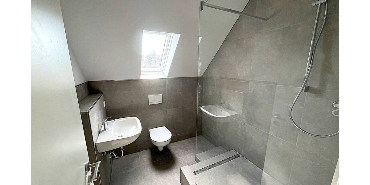 EINZIEHEN UND WOHLFÜHLEN - Sanierte 2,5 Zimmer DG Wohnung in guter Lage von Essen-Bedingrade 2 zimmer