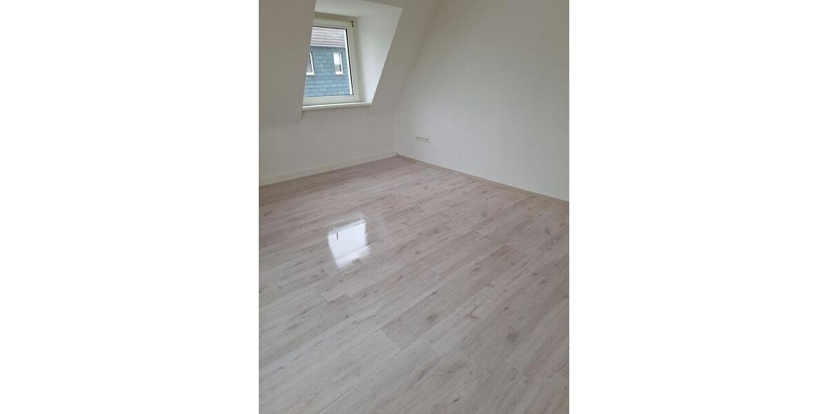 Provisionsfrei* Mit Gartenteil + Stellplatz! Gemütl. DG-Wo, sofort bezugsfrei! 2.5 zimmer