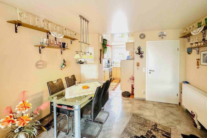 Modernes Reihenmittelhaus mit kleinem Garten und Einzelgarage in Ratingen - KfW 70 Effizienz!
