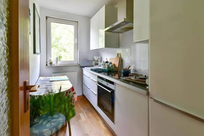 Duissern: Moderne & möblierte 2-Zimmer-ETW mit Parkett, Energieeffizienzklasse C & Top-Lage