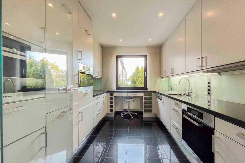 Leben in der Innenstadt: Gepflegtes Reihenmittelhaus samt Dachterrasse und TG-Stellplatz 5 zimmer