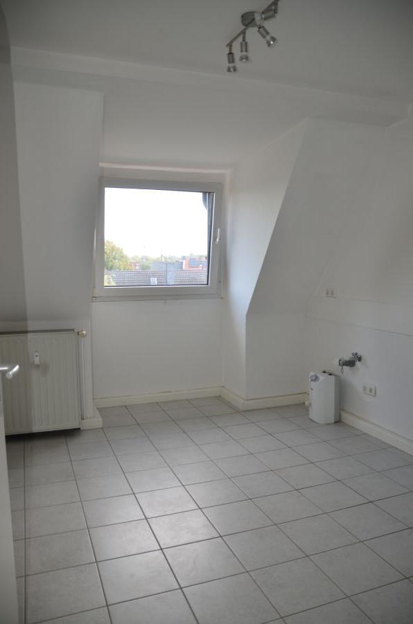 PRIVAT: Moderne 2,5 Zi. Dachgeschoss-Wohnung in ruhiger zentraler Top-Lage, ohne Balkon