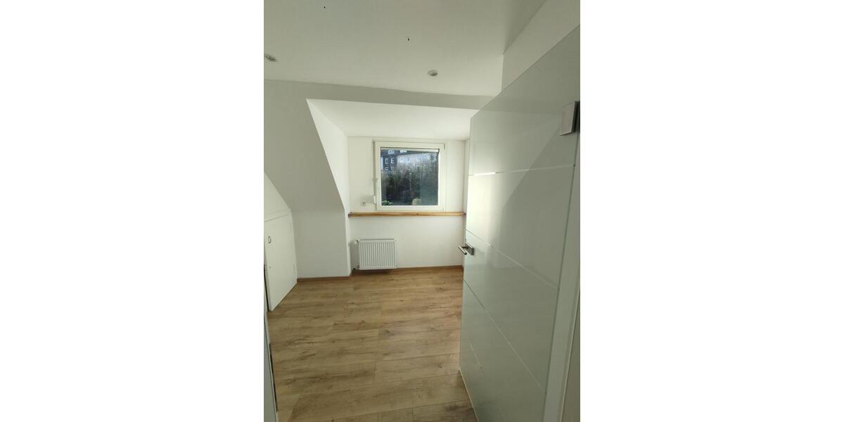 Dachgeschosswohnung ***frisch saniert und Toplage *** 3 zimmer