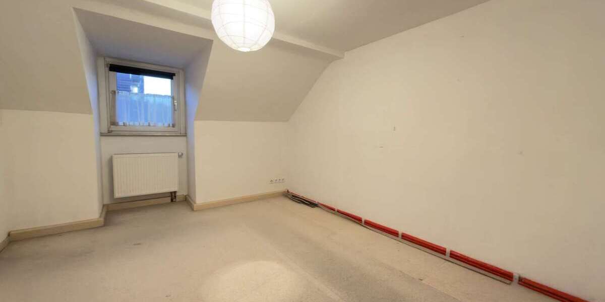 Gepflegte 3,5-Zimmer-Dachgeschosswohnung mit Einbauküche und Garage 3.5 zimmer