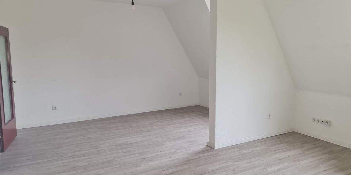 Gepflegte 4-Zimmer-Dachgeschosswohnung zu vermieten! 1Nettokaltmiete frei (2. Monat) 4 zimmer