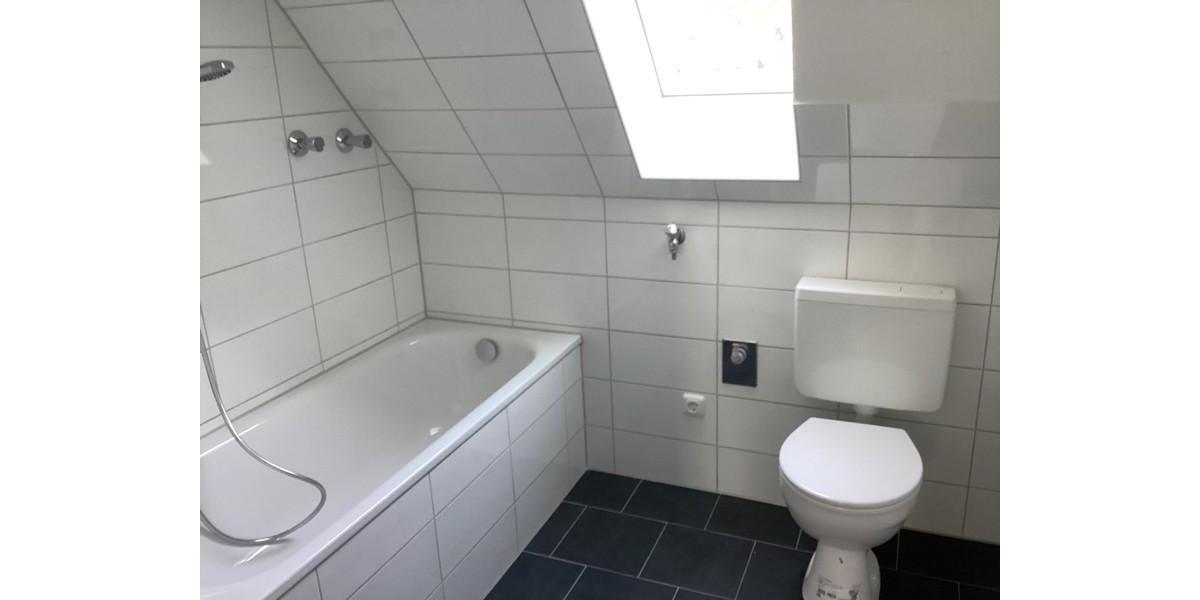 Neue Wohnung, neues Glück! Praktische 2-Zi.-DG 2.5 zimmer