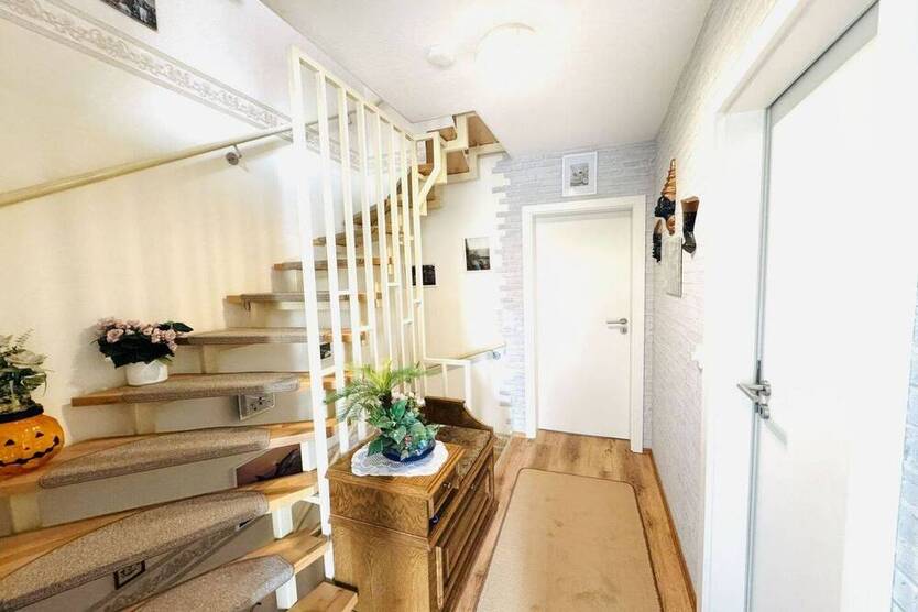 Modernes Reihenmittelhaus mit kleinem Garten und Einzelgarage in Ratingen - KfW 70 Effizienz!