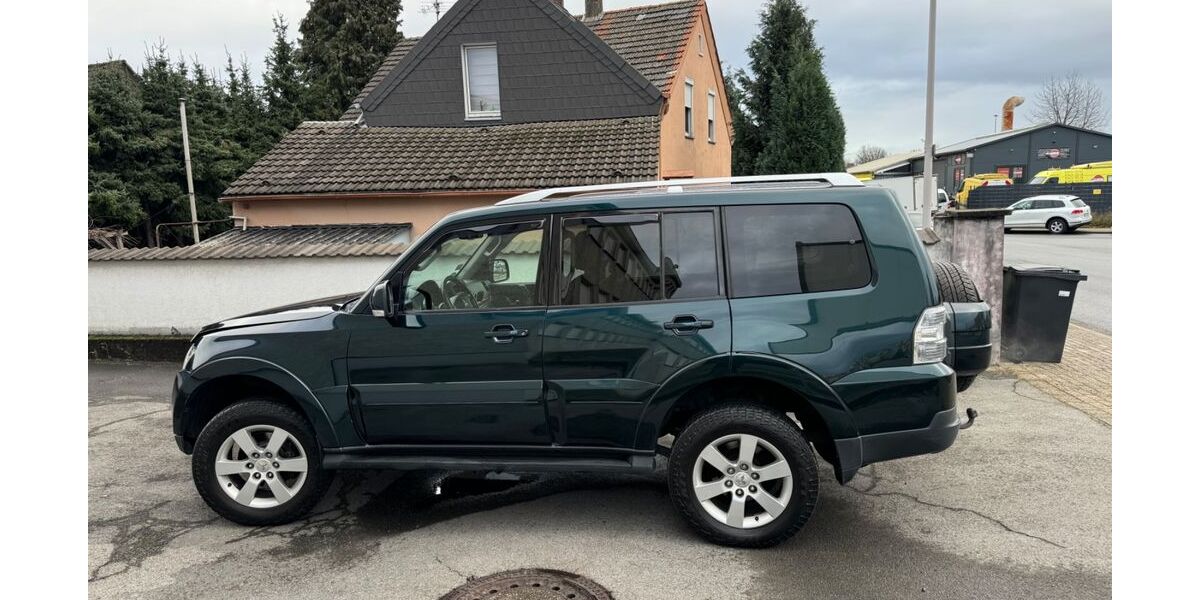 Mitsubishi Pajero 303.110 km 15.900 &euro; Mülheim an der Ruhr 45472