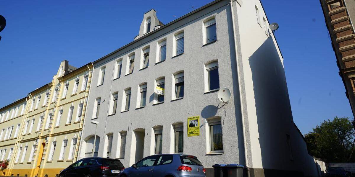 Mehrfamilienhaus mit einer 95 m² freien, renovierungsbedürftigen Wohnung . 1 zimmer