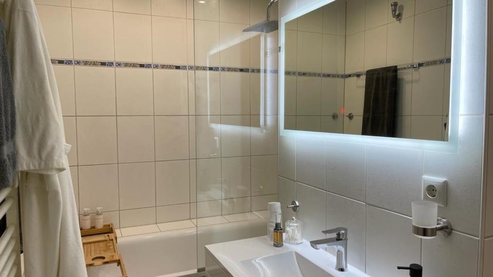 Möbliertes Wohnen mit Stil und Aussicht! Luxuriöse DG-Wohnung mit 2 zimmer