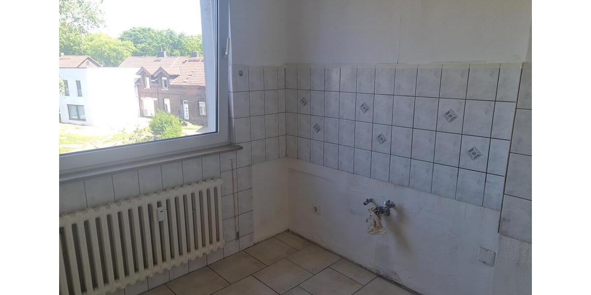 4-Zimmer-Wohnung im 2. OG mit Balkon zu vermieten! 1 Nettokaltmiete frei (2. Monat) 4 zimmer