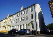 Ruhige Seitenstraße -Mehrfamilienhaus mit 7 Wohnungen und 6 Garagen.