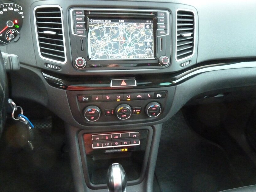 VW Sharan 2.0 TDI DSG Panorama Navi Leder 7 Sitze + 175.000 km 17.900 € Ratingen 40885