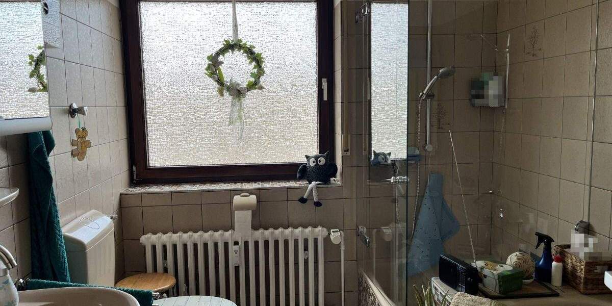 3-Zimmer Dachgeschosswohnung mit großem Balkon und PKW-Stellplatz in Duisburg-Bergheim 3 zimmer