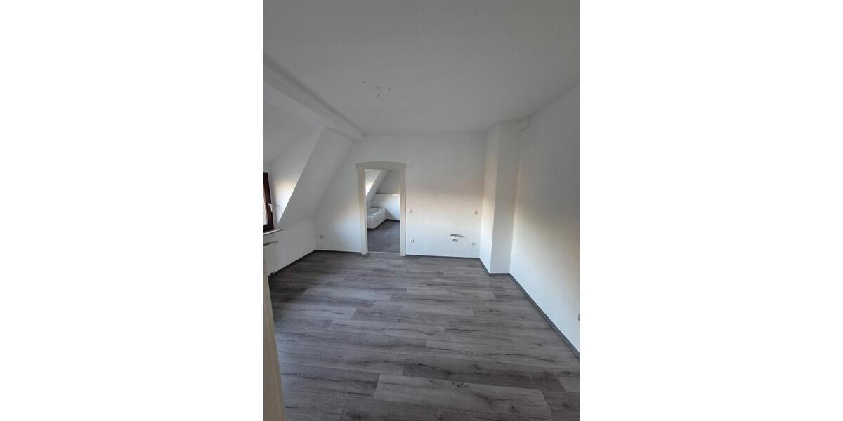 Dachgeschoßwohnung Duisburg Mittelmeiderich - 3 Zimmer, 93 m&sup2;, 750&euro; | Angebot:26414549