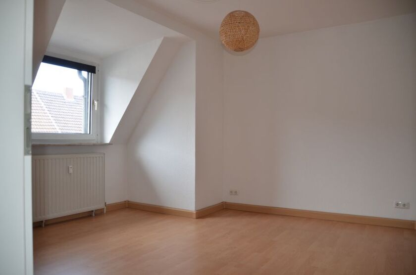 PRIVAT: Moderne 2,5 Zi. Dachgeschoss-Wohnung in ruhiger zentraler Top-Lage, ohne Balkon