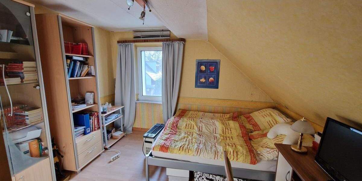 Geschichte mit Gegenwart verbinden -teilmodernisiertes Einfamilienhaus mit Baugrundstück. 5 zimmer