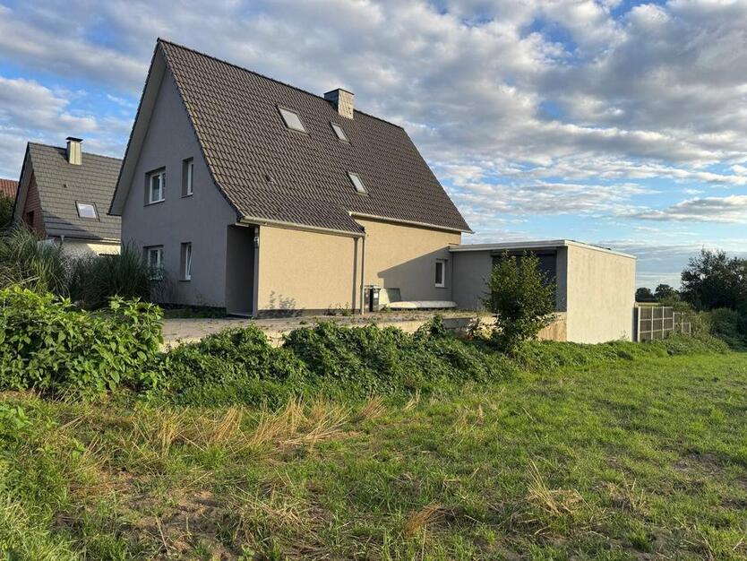 Freistehendes, vollständig saniertes Einfamilienhaus am Feldrand