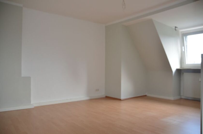 PRIVAT: Moderne 2,5 Zi. Dachgeschoss-Wohnung in ruhiger zentraler Top-Lage, ohne Balkon