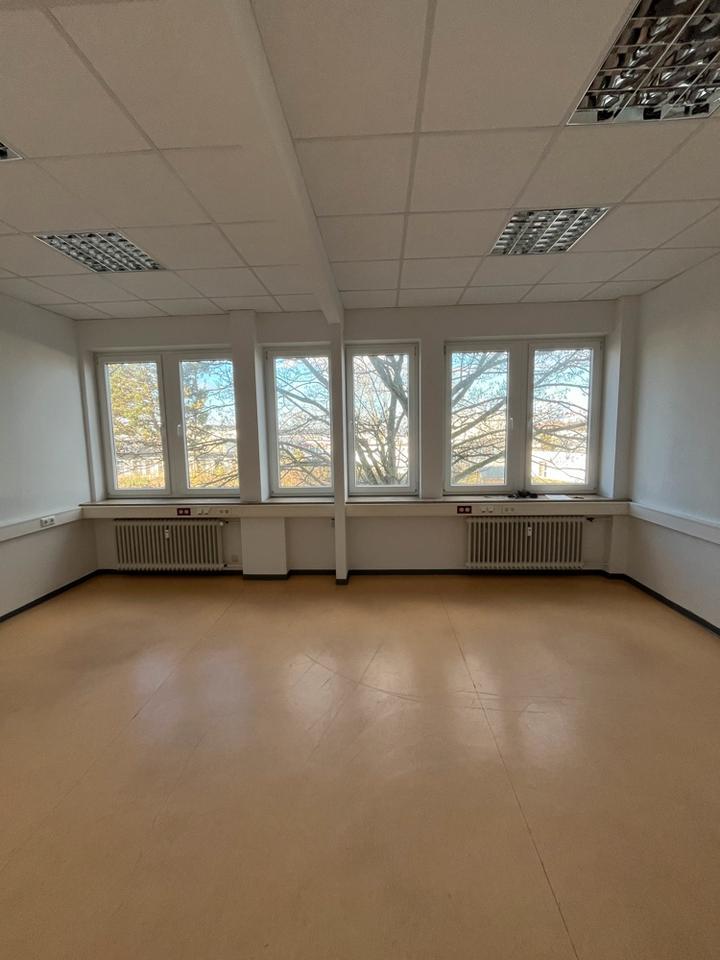 Heller Büroraum in großem Bürokomplex zu vermieten! zimmer