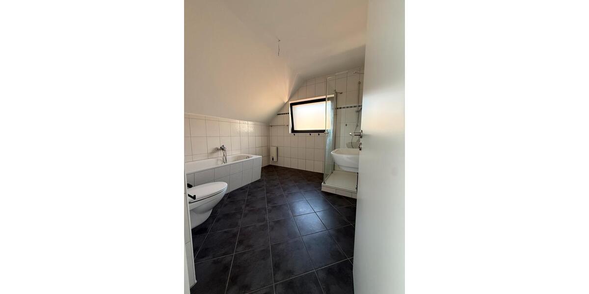 Dachgeschoßwohnung Duisburg Huckingen - 2 Zimmer, 89 m&sup2;, 850&euro; | Angebot:25840854