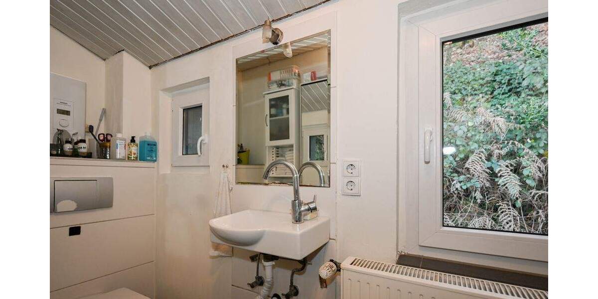 Bruchsteinhaus im Grünen: Gepflegtes Einfamilienhaus mit großem Grundstück in Niederbonsfeld 4 zimmer