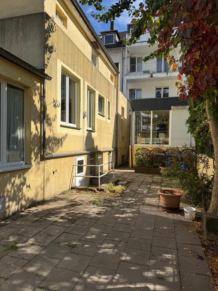 Attraktives Mehrfamilienhaus mit Büroflächen