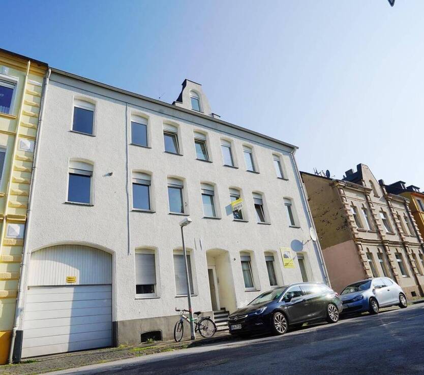 Ruhige Seitenstraße -Mehrfamilienhaus mit 7 Wohnungen und 6 Garagen.