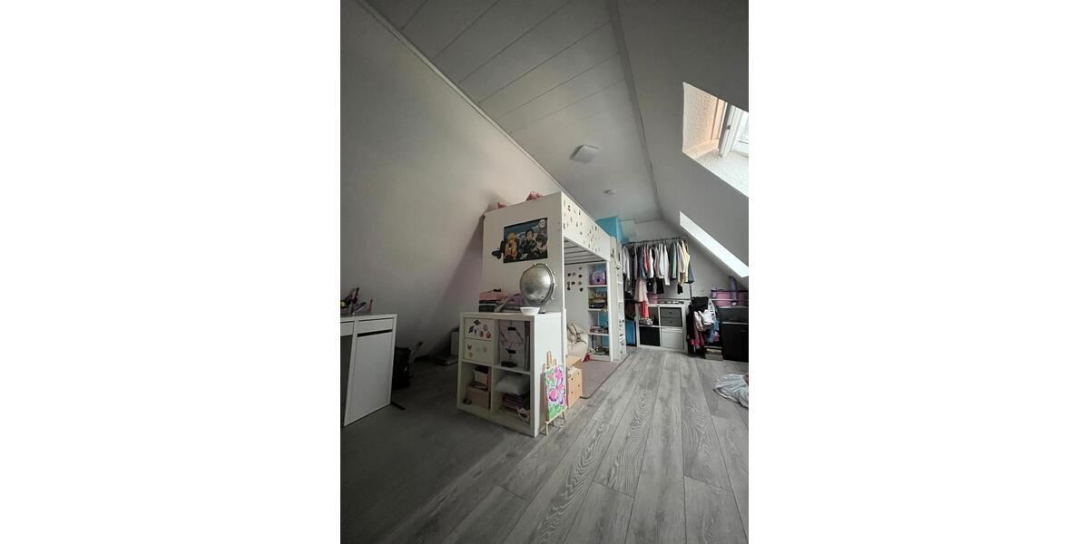 Reihenmittelhaus-modernisiert, gemütlich mit Garten und 2 Garagen 4 zimmer